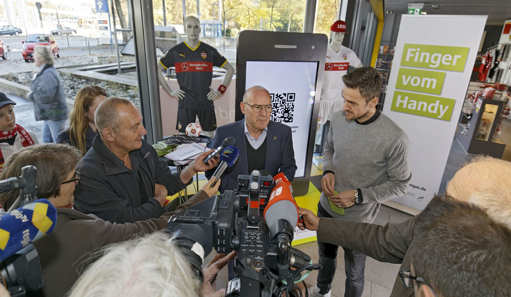 Verkehrsminister Winfried Hermann stellte gemeinsam mit dem VfB Kapitän Christian Gentner die Kampagne „Nicht ablenken lassen – Finger weg vom Handy!“ vor. (Bild: Joachim E. Röttgers)