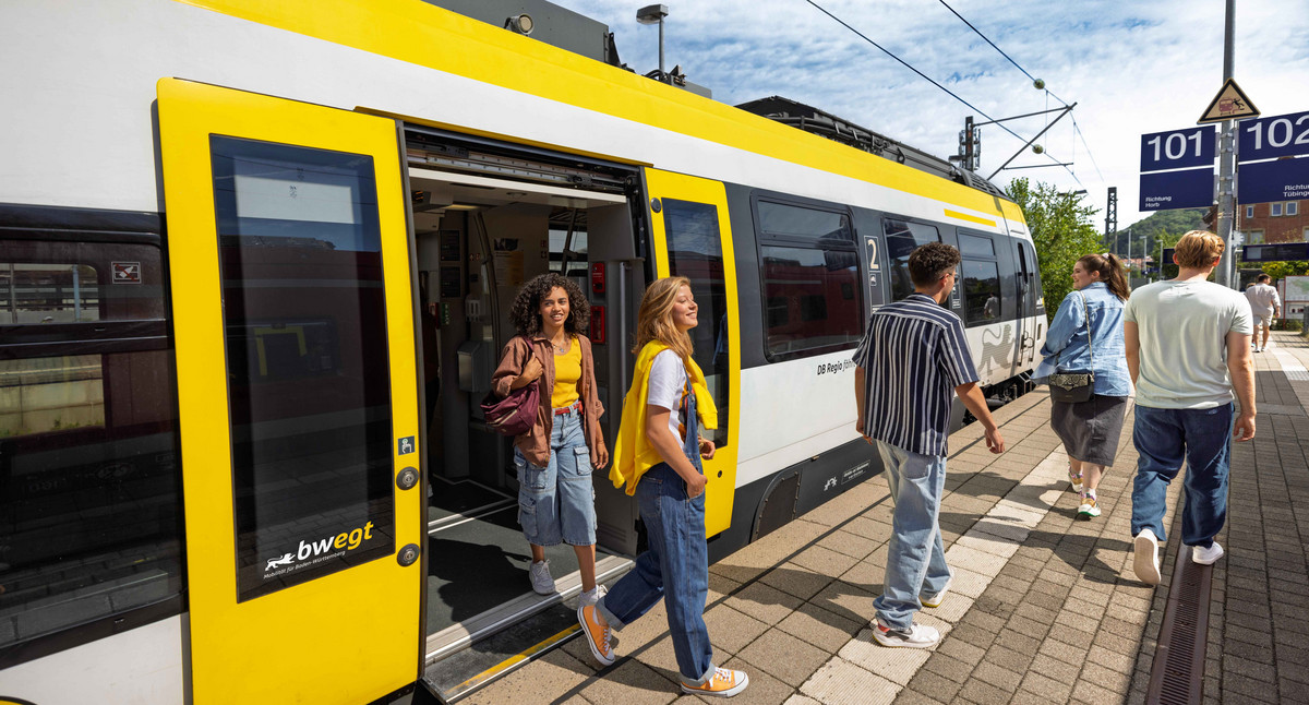 Auszubildende an einer Haltestelle