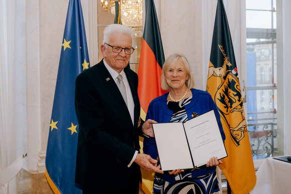 Ministerpräsident Winfried Kretschmann (links) und Monika Huber (rechts)