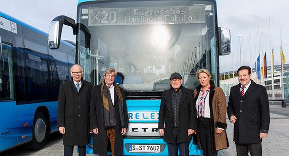 (von links nach rechts): Ulrich Bastert (Head of Marketing, Sales and Customer Services Daimler Buses), Thomas S. Bopp (Vorsitzender Verband Region Stuttgart), Winfried Hermann MdL (Minister für Verkehr des Landes Baden-Württemberg), Dr. Nicola Schelling (Regionaldirektorin Verband Region Stuttgart) und Erhard Kiesel (Geschäftsführer Schlienz-Tours GmbH & Co. KG). Bilderquelle: Verband Region Stuttgart, Schlienz-Tours GmbH & Co. KG/Thomas Küppers (Abdruck kostenfrei mit Angabe des Bildnachweises)