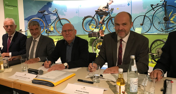 Verkehrsminister Hermann sowie Vertreter der Vertragspartner unterzeichneten am 26. Juli 2017 in Neckarsulm eine entsprechende gemeinsame Erklärung.