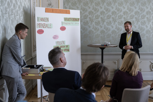 Europa Zukunftsforum bringt Impulse für die Schweiz-Strategie Holger Stegmaier aus dem Referat für Europapolitik des Staatsministeriums moderiert den Thementisch „Beziehungen Baden-Württemberg/Schweiz“.