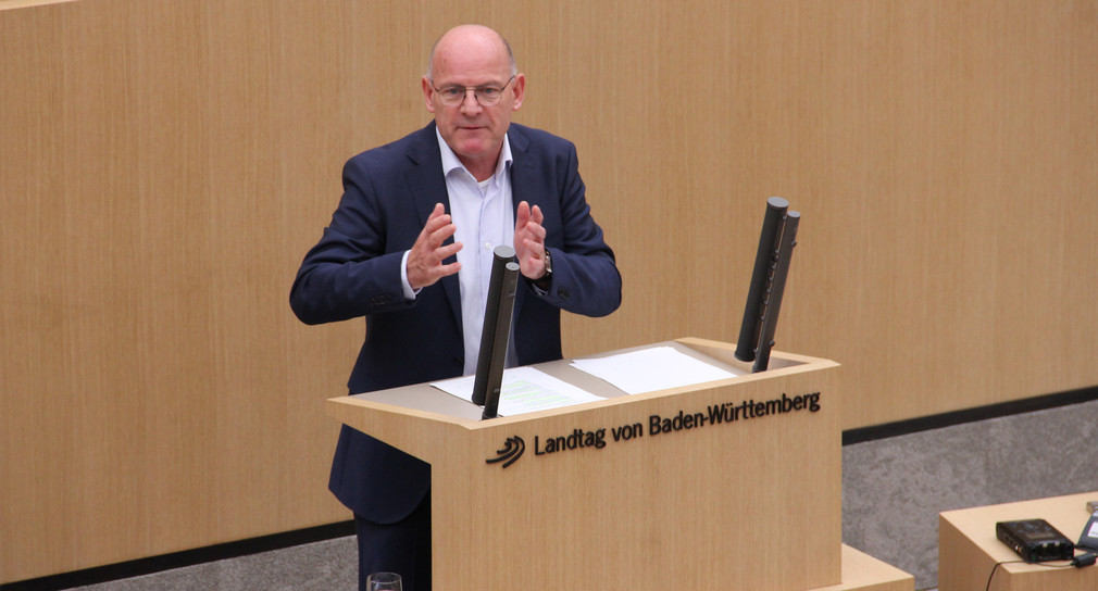 Minister Winfried Hermann steht hinter dem Rednerpult im Landtag von Baden-Württemberg und spricht zu den Abgeordneten (11.01.2017)