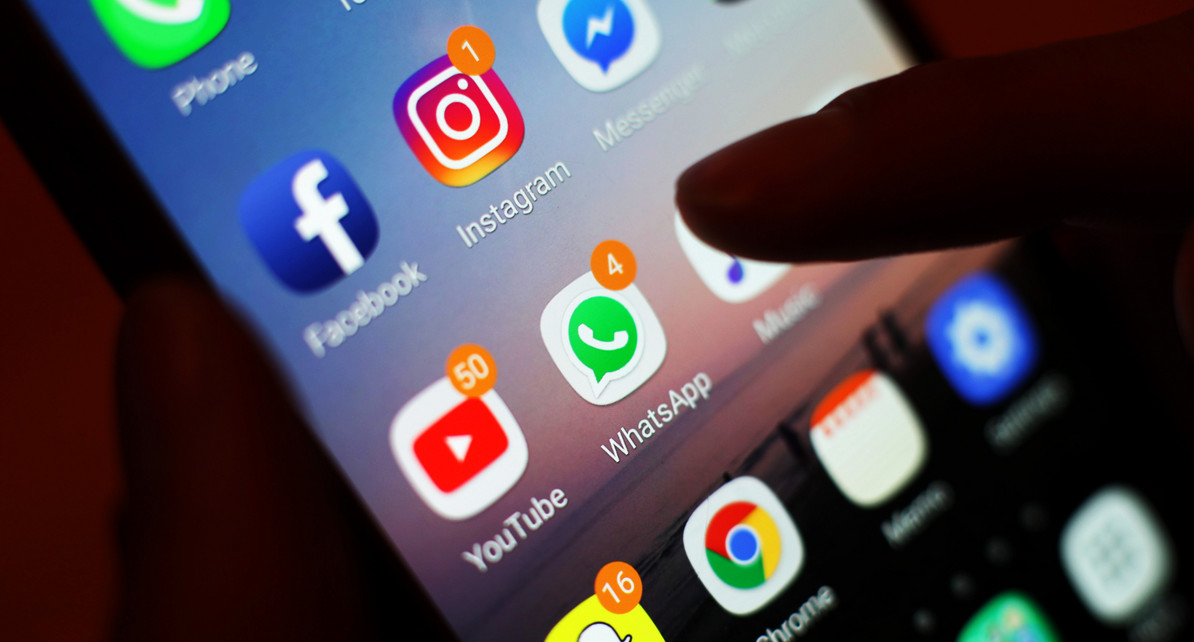 Blick auf ein Handy-Display mit Apps wie Instagram, Facebook, YouTube und andere