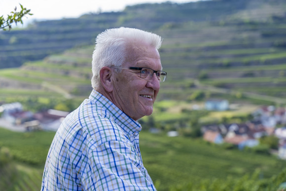 Sommertour Rückblick auf die Sommertour Ministerpräsident Winfried Kretschmann hat im Rahmen seiner Sommertour Vogtsburg-Oberbergen im Kaiserstuhl besucht. Dort haben ihn Winzer der dort ansässigen Winzergenossenschaft durch die Weinberge geführt.