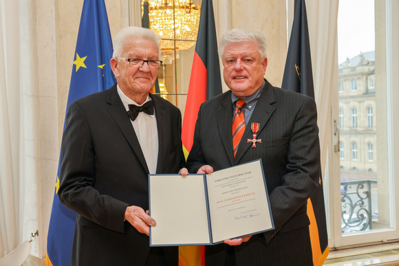 Tag des Ehrenamts Kretschmann würdigt besonderes ehrenamtliches Engagement Ministerpräsident Winfried Kretschmann (links) und Karl Friedrich Jöst (rechts)
