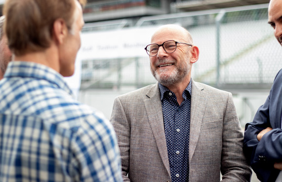 Elektromobilität e4 TESTIVAL auf dem Hockenheimring Verkehrsminister Winfried Hermann MdL im Gespräch mit Hannes Jaenicke und Dr. Danyal Bayaz MdB beim e4 TESTIVAL 2019 (Bilderquelle: Kira Chaparro_© emodrom)