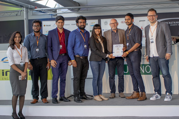 Verkehrsminister Winfried Hermann MdL bei der Übergabe der Urkunde an Quencher, einem Team aus Studierenden der SRH Hochschule Heidelberg unter der Leitung von Felix Kirschstein (ganz rechts). Das Team ist eines der zwölf Finalisten des Start-up Awards 2019 im Rahmen des e4 TESTIVAL (Bilderquelle: Kira Chaparro_© emodrom)