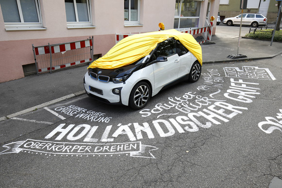 Verhülltes Fahrzeug steckt auf auf einem Platz