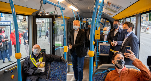 Viele Fahrgäste halten sich an die Maskenpflicht im Nahverkehr (Bild: Verkehrsministerium Baden-Württemberg)