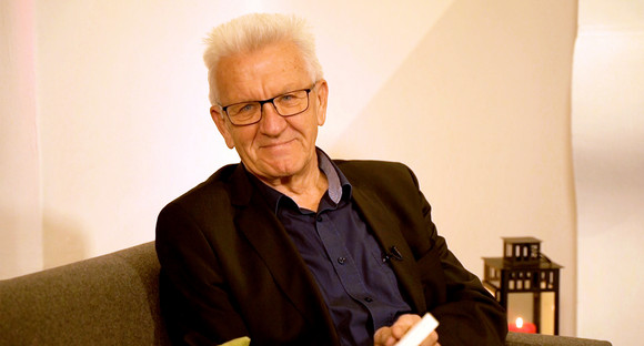 Vorlesetag Kretschmann beteiligt sich am bundesweiten Vorlesetag Ministerpräsident Winfried Kretschmann liest am Bundesweiten Vorlesetag aus zwei Kinderbüchern.