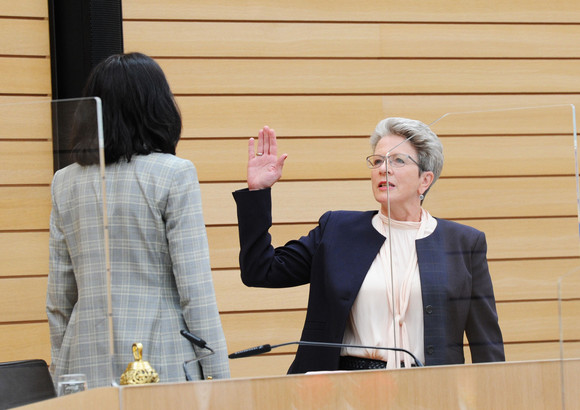 Landesregierung Barbara Bosch ist neue Staatsrätin Vereidigung im Landtag von Baden-Württemberg: Landtagspräsidentin Muhterem Aras (l.) und Barbara Bosch (r.)