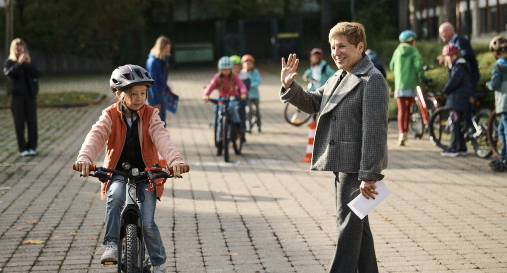 Ministerin Razavi unterstützt Kinder beim Radfahrabzeichen