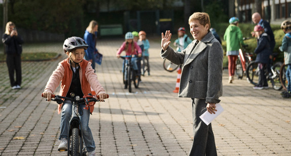 Ministerin Razavi unterstützt Kinder beim Radfahrabzeichen