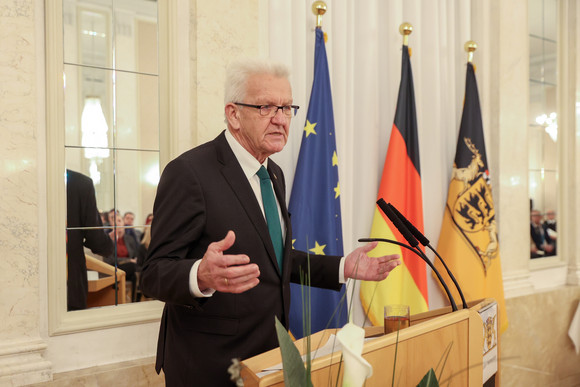 Tag des Ehrenamts Kretschmann würdigt besonderes ehrenamtliches Engagement Ministerpräsident Winfried Kretschmann bei seiner Ansprache zu den Gästen