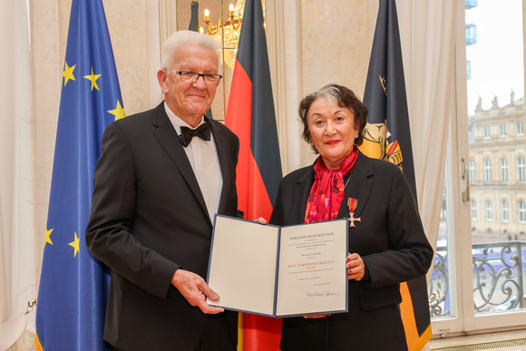 Tag des Ehrenamts Kretschmann würdigt besonderes ehrenamtliches Engagement Ministerpräsident Winfried Kretschmann (links) und Ruth Frenk (rechts)