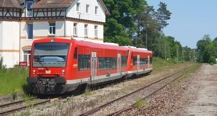 Netz 54 Bodensee-Oberschwaben Freizeitexpress Räuberbahn auf einem Zuggleis.