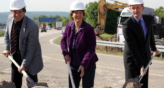 Staatssekretärin Gisela Splett (M.) beim Spatenstich an der A5 (Bild: Eric Schödel)