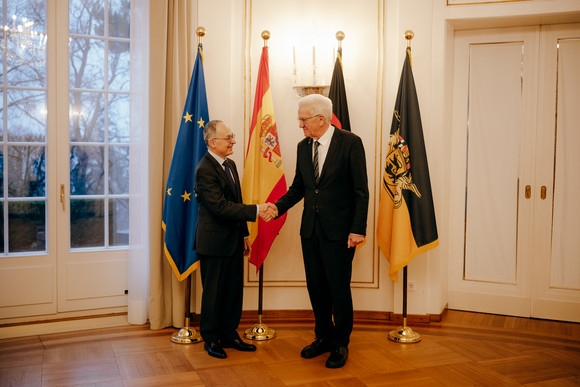Antrittsbesuch Kretschmann empfängt spanischen Botschafter Ministerpräsident Winfried Kretschmann (rechts) und der spanische Botschafter Pascual Ignacio Navarro Rios (links) stehen vor Fahnen und geben sich die Hand.