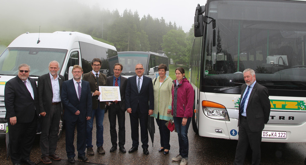 Vorstellung des Nationalparktickets mit Staatssekretär Andre Baumann (4.v.l.) und Ministerialdirektor Uwe Lahl (3.v.l.) (Foto: Nationalpark Schwarzwald).

