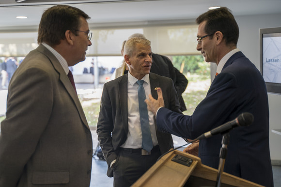 Europa Kretschmann auf Delegationsreise in Spanien Wirtschafts-Staatssekretär Dr. Patrick Rapp (Mitte) im Gespräch mit Vertretern der spanischen Delegation in Sevilla.