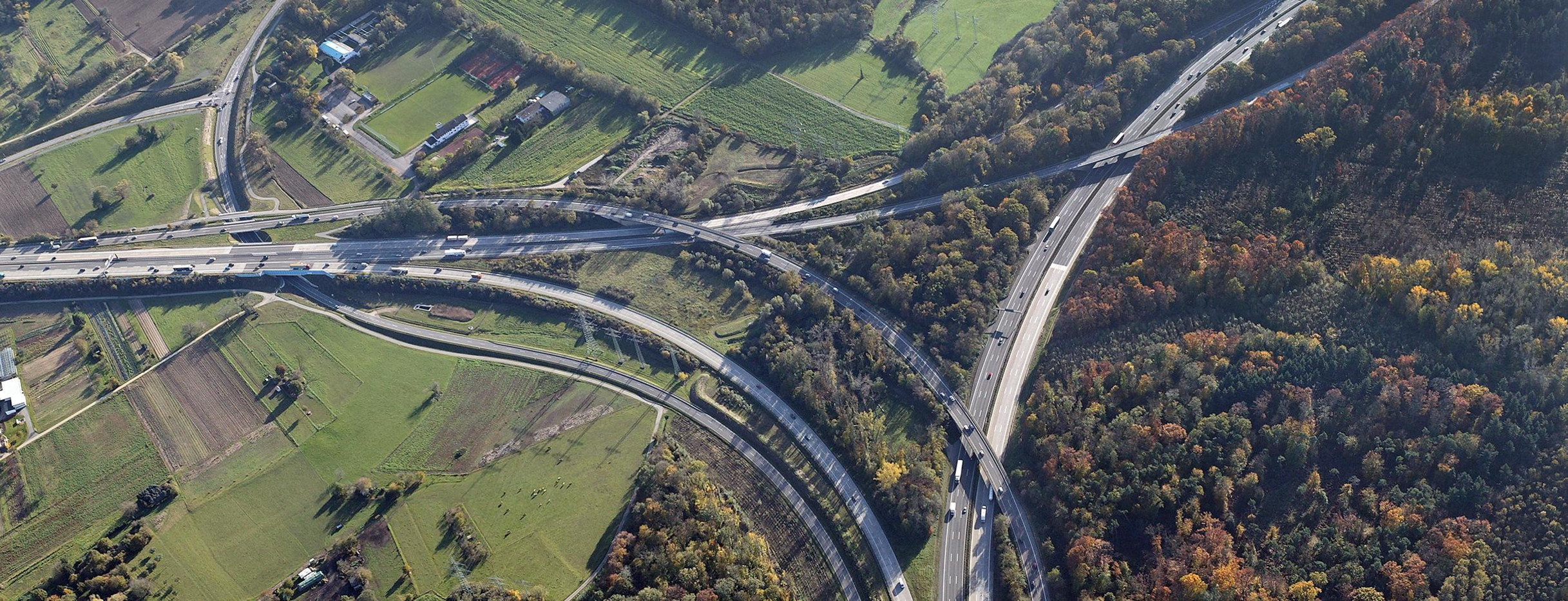 Autobahnknoten A5/A8 bei Karlsruhe (Bild: Manfred Grohe)