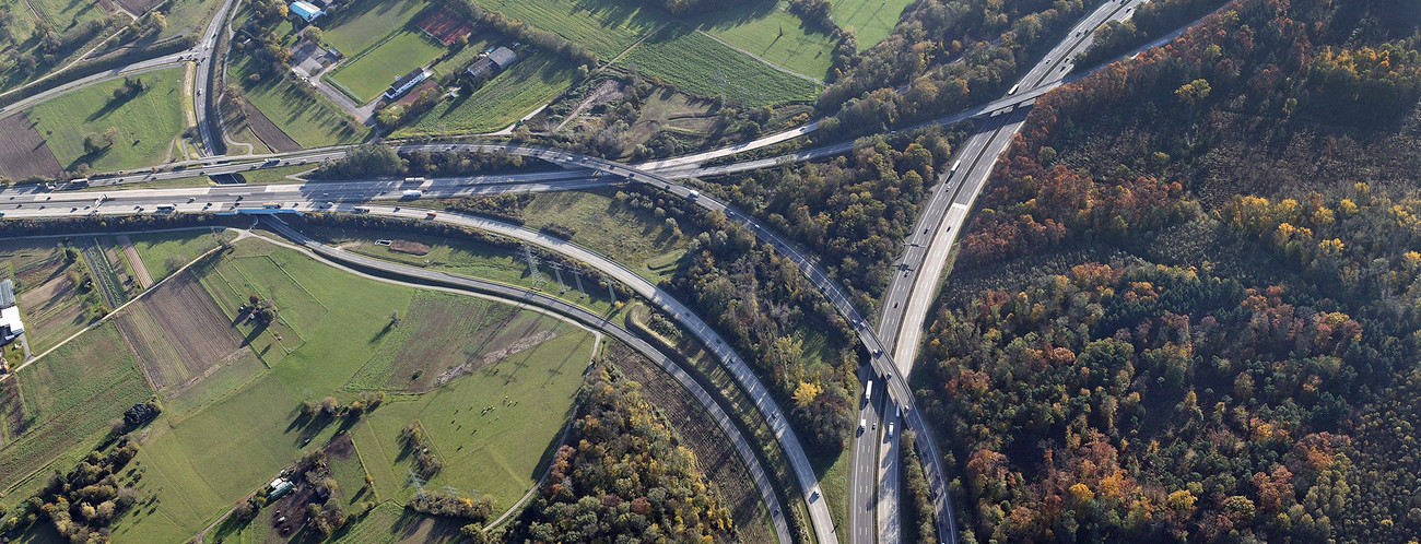 Autobahnknoten A5/A8 bei Karlsruhe (Bild: Manfred Grohe)