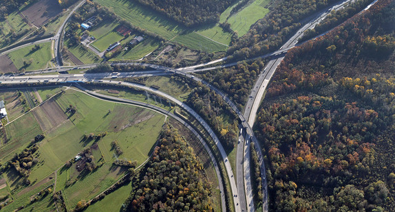 Autobahnknoten A5/A8 bei Karlsruhe (Bild: Manfred Grohe)