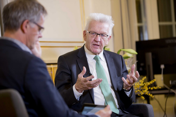 Dialog Online Sprechstunde mit Ministerpräsident Kretschmann Ministerpräsident Winfried Kretschmann (r.) und Regierungssprecher Rudi Hoogvliet (l.)