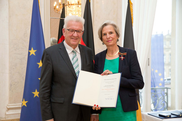 Tag des Ehrenamtes Kretschmann würdigt besonderes ehrenamtliches Engagement Ministerpräsident Winfried Kretschmann (l.) und Dr. Barbara-Sabine von der Heydt-von Kalckreuth (r.)