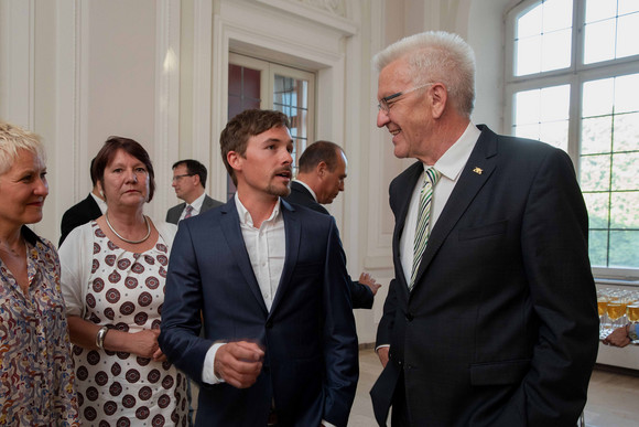 Sport Kretschmann empfängt Olympioniken und Paralympioniken Ministerpräsident Winfried Kretschmann (r.) im Gespräch mit Fabian Rießle (M.)