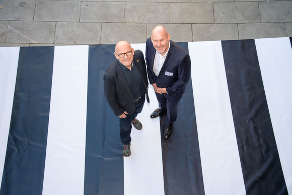 Fussverkehr 1.000 Zebrastreifen für Baden-Württemberg Winfried Hermann mit Oberbürgermeister Martin Georg Cohn der Stadt Leonberg