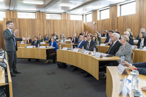 Europa Kretschmann auf Delegationsreise in der Schweiz Der Präsident der Eidgenössischen Technischen Hochschule Zürich (ETH), Prof. Dr. Joël Mesot (links), spricht zur baden-württembergischen Delegation.