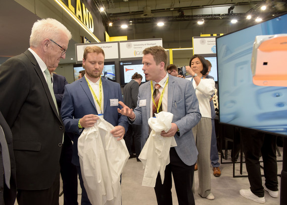 Wirtschaft Kretschmann besucht Hannover Messe Ministerpräsident Winfried Kretschmann (links) am Stand der Universität Stuttgart am Gemeinschaftsstand von BW_i und Allianz Industrie 4.0 Baden-Württemberg