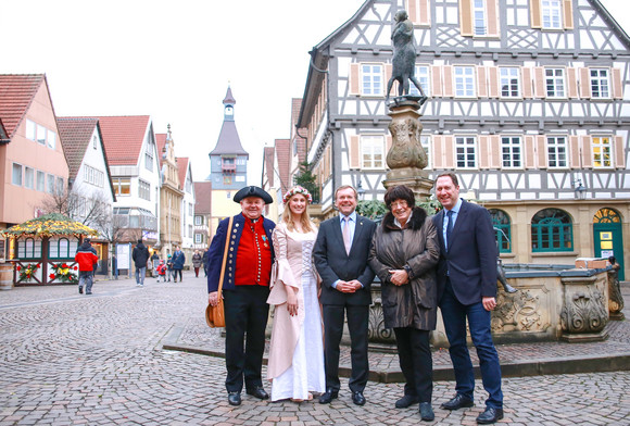 Heimattage Programm der Heimattage 2019 in Winnenden vorgestellt v.l.n.r.: Gunter Dlabal (Südwestdeutscher Gauverband der Heimat- und Trachtenvereine), Celine Traub (Winnender Mädle), Paul Nemeth MdL (Vorsitzender des Landesausschusses Heimatpflege Baden-Württemberg), Staatsrätin Gisela Erler und Winnendens Oberbürgermeister Hartmut Holzwarth (Bild: Stadt Winnenden)