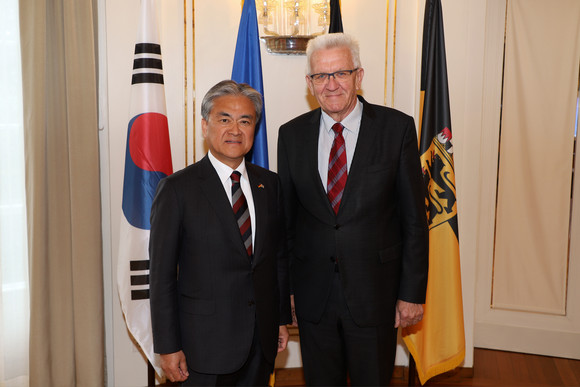 Antrittsbesuch Kretschmann empfängt koreanischen Botschafter Ministerpräsident Winfried Kretschmann (r.) und der koreanische Botschafter Dr. Bum Goo Jong (l.) (Bild: Staatsministerium Baden-Württemberg)