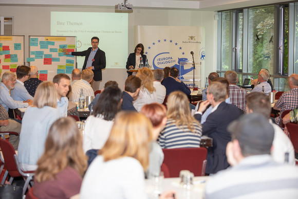 Europa Erster Bürgerdialog im Rahmen des Europadialogs in Bad Mergentheim Dialog mit Bürgerinnen und Bürgern (Foto: Jens Hackmann)