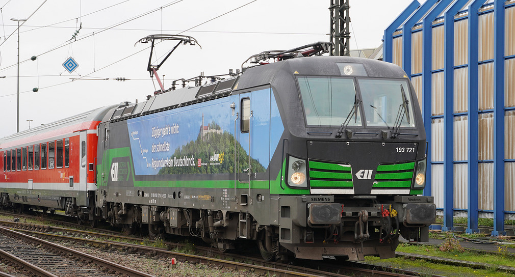 Ein Zug mit der Beschriftung "Zügiger geht´s nicht: der schnellste Regionalverkehr in Deutschland" sthet auf Bahngleisen.