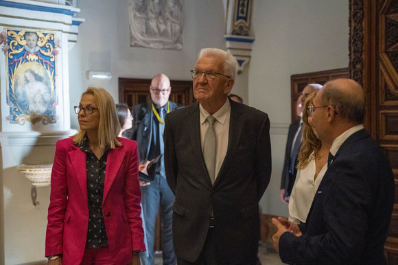Europa Kretschmann auf Delegationsreise in Spanien Ministerpräsident Winfried Kretschmann (Mitte) im Palacio de San Telmo
