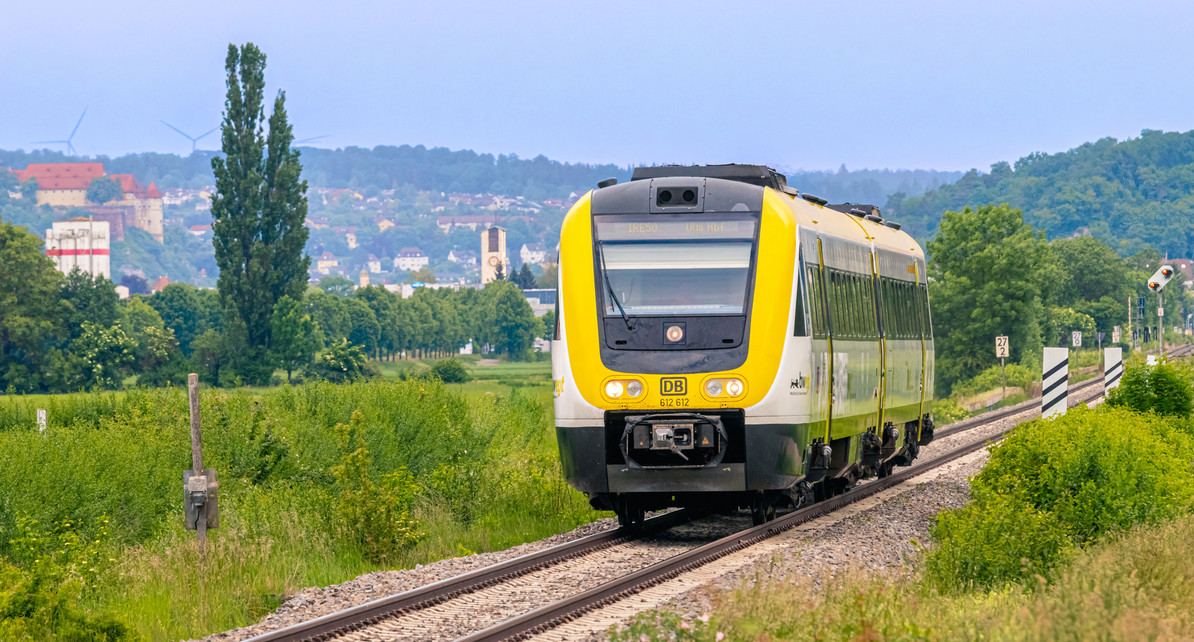 Ein Zug fährt auf der Brenzbahn. 