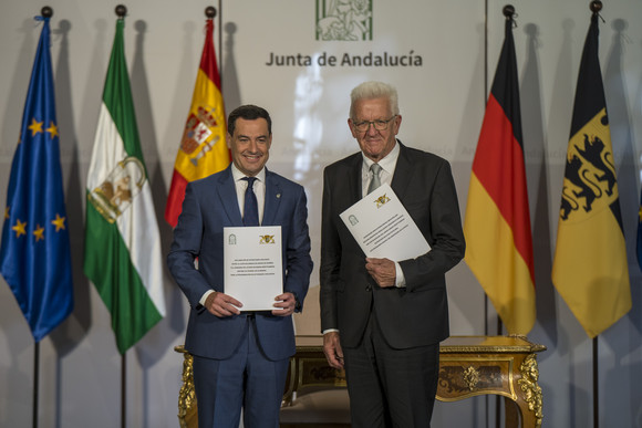 Europa Kretschmann auf Delegationsreise in Spanien Ministerpräsident Winfried Kretschmann (rechts) und Juan Manuel Bonilla Moreno (links), Präsident der andalusischen Regionalregierung, nach der Unterzeichnung einer gemeinsamen Absichtserklärung.
