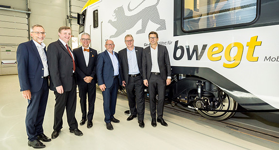 von links nach rechts: Volker M. Heepen, Geschäftsführer NVBW - Nahverkehrsgesellschaft Baden-Württemberg mbH Ulf Braker, Geschäftsführer der Stadler Pankow GmbH Paul Seger, Schweizer Botschafter in der Bundesrepublik Deutschland Winfried Hermann MdL, Verkehrsminister Baden-Württemberg Dirk Flege, Geschäftsführer Allianz pro Schiene e. V.  Stefan Krispin, Geschäftsführer der Go-Ahead Verkehrsgesellschaft Deutschland