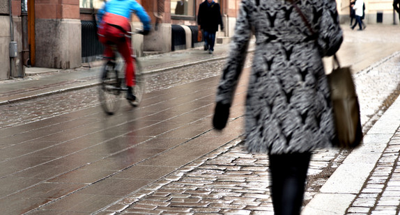 Fußgängerin und Radfahrer (Bild: Fotolia/ Pink Badger)