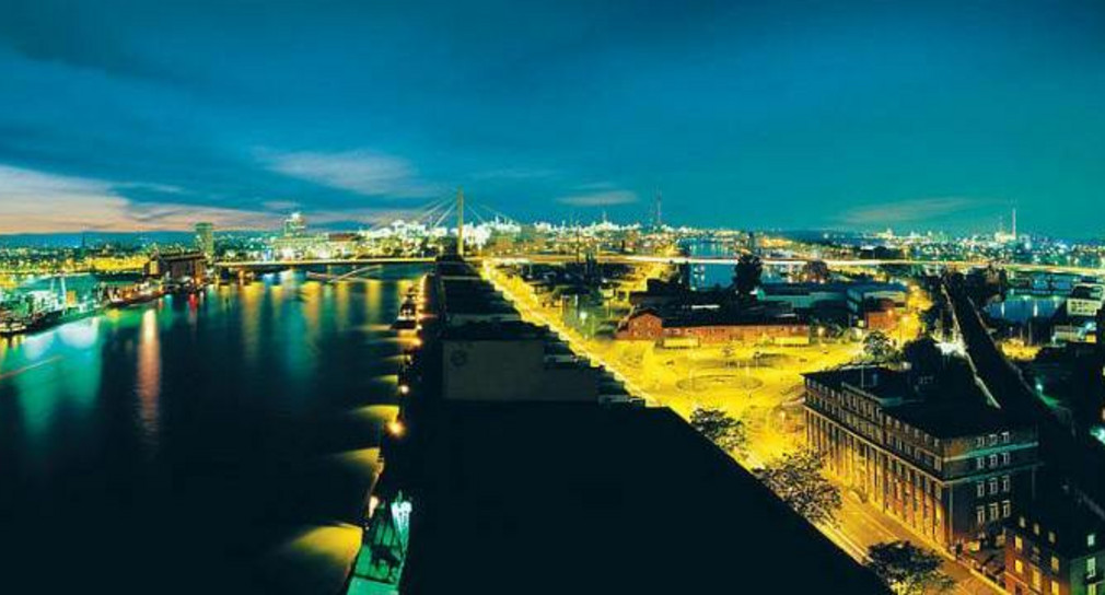 Mannheimer Hafen bei Nacht (Bild: Staatliche Rhein-Neckar Hafengesellschaft Mannheim mbH, www.logistik-bw.de)