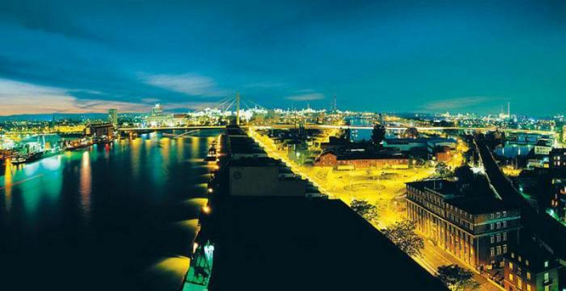 Mannheimer Hafen bei Nacht (Bild: Staatliche Rhein-Neckar Hafengesellschaft Mannheim mbH, www.logistik-bw.de)