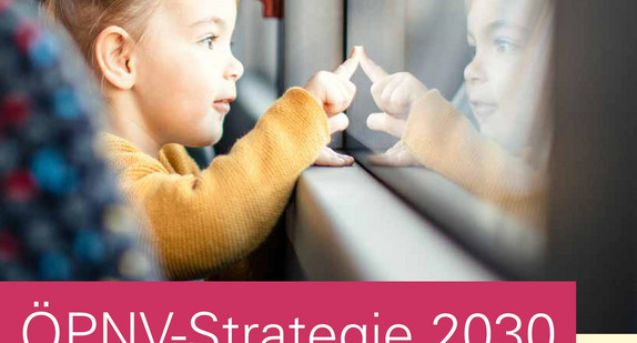 Deckblatt der Bröschüre "ÖPNV-Strategie 2030: Gemeinsam die Fahrgastzahlen verdoppen" des Verkehrsministeriums mit einem Kleinkind im Bus