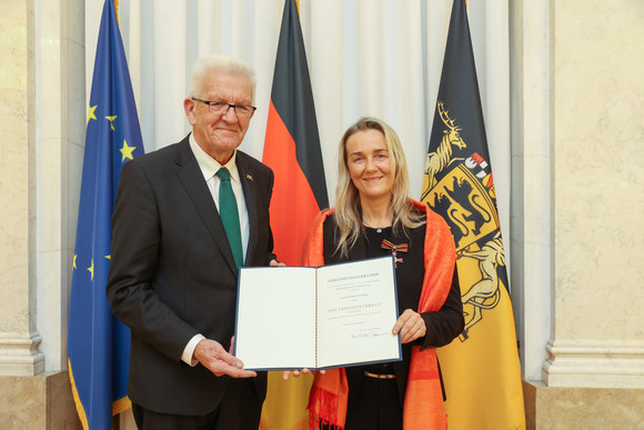 Tag des Ehrenamts Kretschmann würdigt besonderes ehrenamtliches Engagement Ministerpräsident Winfried Kretschmann (l.) und Petra Pachner (r.)