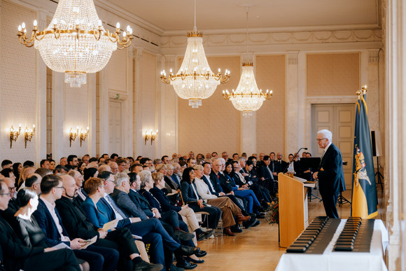 Ministerpräsident Winfried Kretschmann (rechts) bei seiner Ansprache zu den Gästen