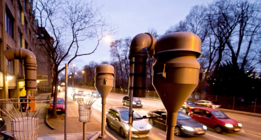 Autos fahren am 09.02.2015 am Neckartor in Stuttgart an einer Feinstaub-Messstation der Landesanstalt für Umwelt, Messungen und Naturschutz vorbei. (Bild: dpa/ Daniel Naupold)