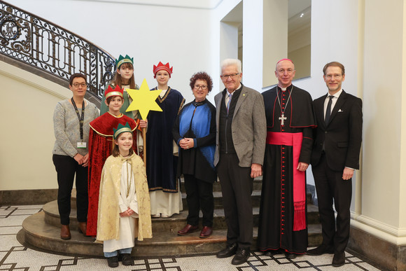 Aktion Dreikönigssingen Kretschmann empfängt Sternsingergruppen Ministerpräsident Winfried Kretschmann und seine Ehefrau Gerlinde, Staatsminister Dr. Florian Stegmann und Weihbischof Dr. Peter Birkhofer mit der Sternsingergruppe der Kirchengemeinde Zur Allerheiligsten Dreifaltigkeit Schmiden